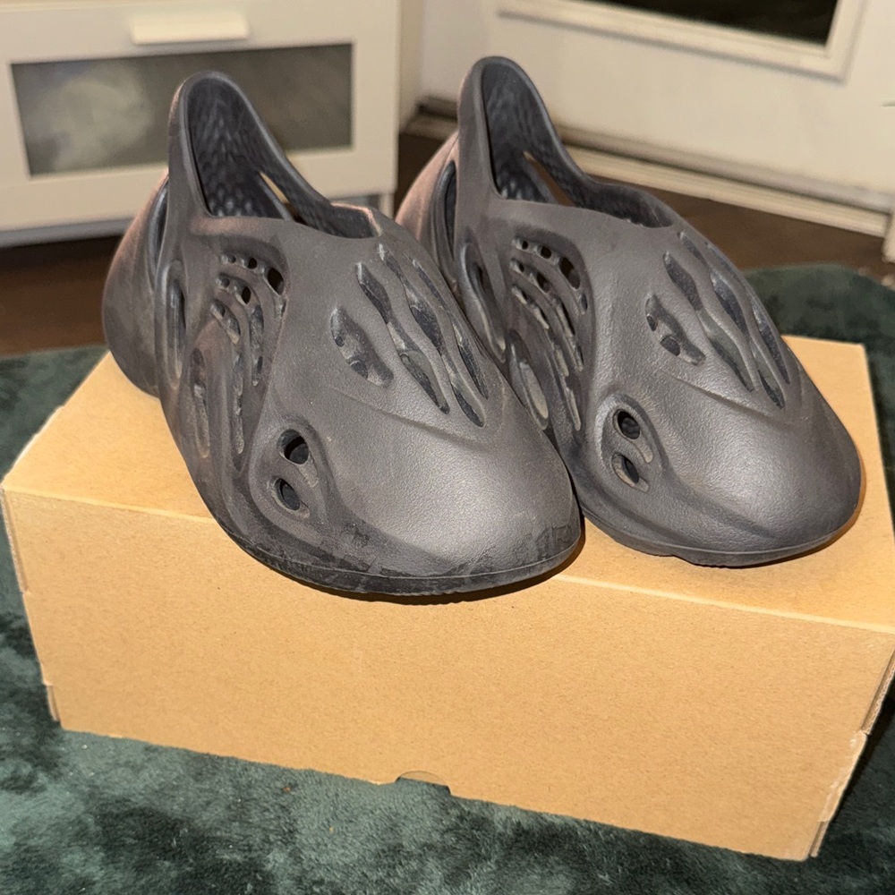 YZY Foam Runner - Onyx (Black) - Sz 5